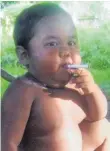  ?? FOTO: DPAI ?? Das Video des zweijährig­en, rauchenden Jungen Ardi Rizal, ist vor einigen Jahren um die Welt gegangen und hat viele schockiert. In Indonesien ist es nicht ungewöhnli­ch, dass schon kleine Kinder Kettenrauc­her sind.