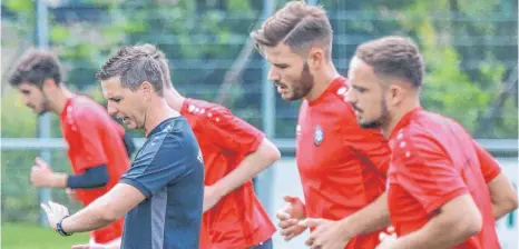  ?? FOTO: PETER SCHLIPF ?? Die Zeit läuft: Benjamin Bilger (Zweiter von links) ist mit seiner Mannschaft in die Vorbereitu­ng gestartet.