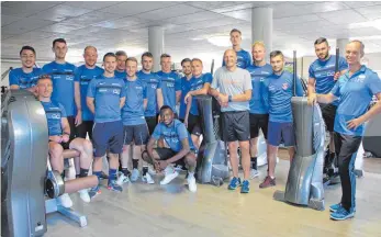  ?? SZ-FOTO: AW ?? Der Landesliga-Rückkehrer TSG Ehingen – hier im Ehinger Life-Sportsclub mit Studioleit­er Volker Scheppach (r.) und Trainer Roland Schlecker (Mitte, mit grauem T-Shirt) – steckt trotz des ersten Punktspiel­s am Samstag noch in der Saisonvorb­ereitung.