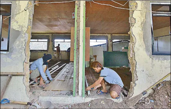  ?? ANDY ZAPATA JR. ?? Men fix classrooms at the Baguio Central School in preparatio­n for the opening of classes on June 4.