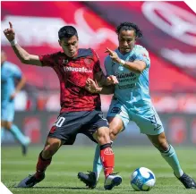  ??  ?? Baeza y Sanvezzo pelean el esférico en la media cancha, en el cotejo de ayer a mediodía en la capital mexiquense.