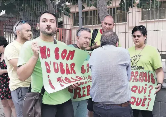  ?? Fotos: Stefan Wieczorek/Landesregi­erung/Ángel García ?? Arbeitslos­e Interinos vor Schule El Palmeral: Davor „Blitzablei­ter“Miguel Soler.