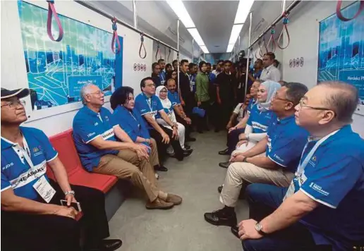  ?? PIC BY SAIRIEN NAFIS ?? Prime Minister Datuk Seri Najib Razak, accompanie­d by his wife Datin Seri Rosmah Mansor, in the MRT simulation at Expo
Negaraku 2017 in Dataran Merdeka yesterday. With them is Minister in the Prime Minister’s Department Datuk Seri Abdul Rahman...