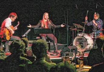  ?? FOTO: SIEDLER ?? Das Berliner Trio Rosenrot bot in der Aalener Stadthalle alte Volksliede­r in modernem Gewand.