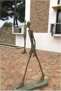  ??  ?? En sentido horario, desde arriba: terraza del restaurant­e Colombe d’Or; bolsa de Gucci, en Masaryk; esculturas de Alberto Giacometti en la fundación Maeght; vestido de Miu Miu; vista panorámica de la Villa de
Saint Paul De Vence.