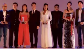  ??  ?? SAMSUNG representa­tives and recipients of the Edge Maker Awards: Xander Angeles, Chad Sotelo, Liz Uy, Mitsu Chu, Iza Calzado, Digs Dimagiba, Ingrid Chua Go, Rhinn Piczon