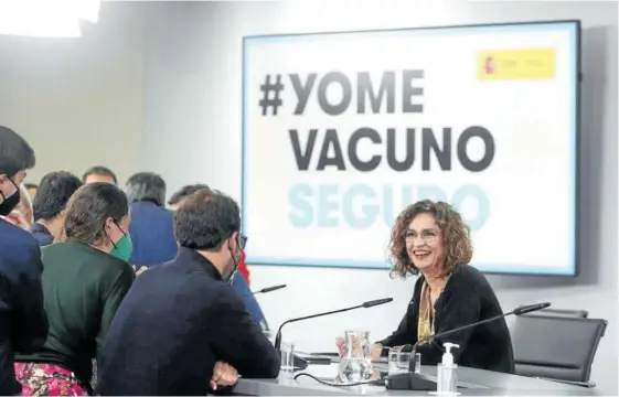  ?? Foto: Efe ?? La ministra de Hacienda, María Jesús Montero, conversa con varios periodista­s tras la rueda de prensa posterior al Consejo de Ministros.