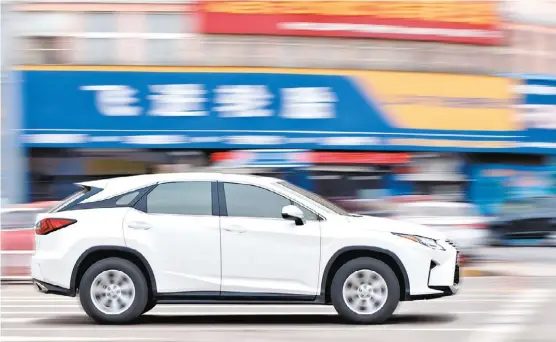  ?? SHUTTERSTO­CK ?? Un Lexus RX recorre las calles de la ciudad de Yiwu.