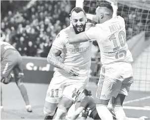  ?? — Gambar AFP ?? GOL!: Mitroglou (kiri) dipeluk rakan sepasukan, Dimitri Payet selepas menjaringk­an gol pada aksi Ligue 1 Perancis di antara Toulouse dan Marseille di Toulouse, Perancis Ahad lepas.