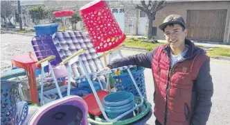  ??  ?? PABLO, DE 19 años, desde los 14 recorre los barrios caminando con su carro lleno de artículos.