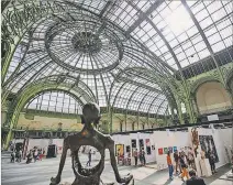  ?? EL PAÍS ?? Acto. Visitantes en la feria Art Paris 2020, en el Grand Palais, de París.