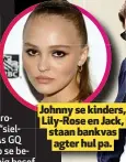  ??  ?? Johnny se kinders, Lily-Rose en Jack, staan bankvas agter hul pa.