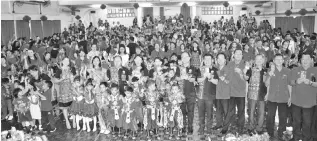  ??  ?? Lui (seventh right), Chang, teachers and pupils of Chung Hwa Likas Kindergart­en and Nursery during the Chinese New Year celebratio­n.