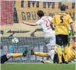  ?? FOTO: DPA ?? Christian Gartner (21) trifft zum 1:0 für Fortuna in Dresden.