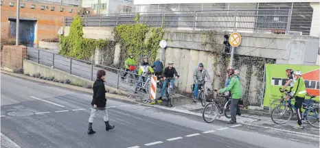  ?? FOTOS: MIHAI ?? Der Weg für die Verkehrste­ilnehmer sei zu eng, sagen die Mitglieder des ADFC. Und die Stützmauer hinten im Bild gehöre abgeschaff­t.