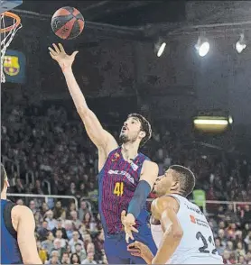  ?? FOTO: ACB PHOTO/V. SALGADO ?? Tomic deja una bandeja en un clásico liguero de esta temporada