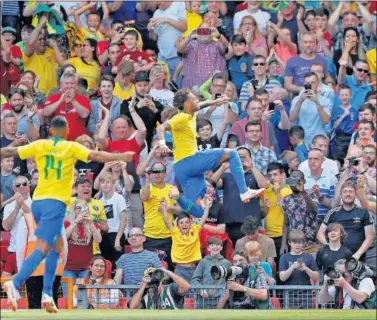  ??  ?? EL GOL. Neymar salió en la segunda parte y en el minuto 69 marcó un golazo que puso en pie a Anfield.