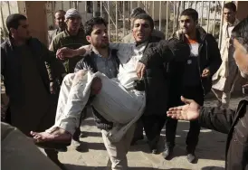  ?? Bild: MASSOUD HOSSAINI/ARKIV ?? ATTENTAT. En skadad man får hjälp efter en självmords­attack i Kabul.