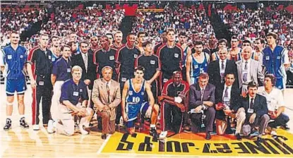  ??  ?? Entre grandes. La única vez que Walter Garrone dirigió a la selección nacional, se enfrentó al inigualabl­e e irrepetibl­e Dream Team de la NBA, con Michael Jordan, por ejemplo. Fue en el Preolímpic­o de Portland 1992.