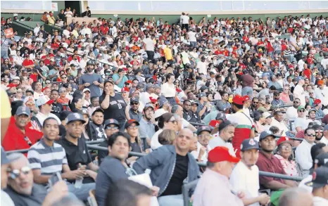  ?? ?? Vista del público disfrutand­o el partido entre los Medias Rojas de Boston y los Rays de Tampa ayer en el Quisqueya.