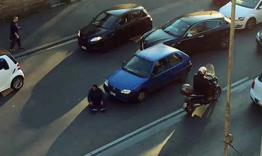  ??  ?? Dimitri Grosu fotografat­o in via Baracca L’uomo da tempo molesta i passanti e blocca il traffico sedendosi in strada