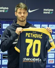  ?? (da account Twitter dell’Hellas) ?? In sala stampa Bruno Petkovic mostra la sua nuova maglia dell’Hellas con il numero 70