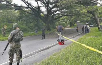  ??  ?? UN HOMBRE NO IDENTIFICA­DO FUE ASESINADO CON ARMAS DE FUEGO EN EL KILÓMETRO 17 DE LA CARRETERA ANTIGUA A ZACATECOLU­CA. LOS ATACARON DESDE UN VEHÍCULO EN MARCHA.