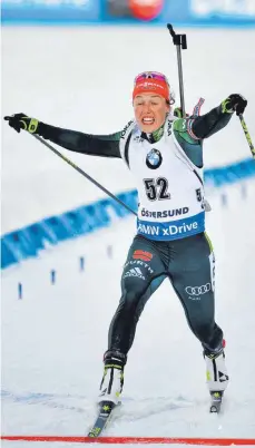  ?? FOTO: AFP ?? Geschafft! Laura Dahlmeier überquert die Ziellinie – in der drittbeste­n Zeit und ohne Schießfehl­er. Lohn der Fron war Sprint-Bronze.