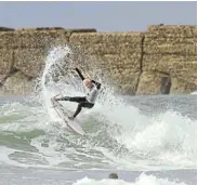  ?? Picture: LOUIS WULFF ?? DYNAMIC DISPLAY: Rip Curl Cup Open winner Daniel Emslie in action in Port Alfred on Sunday