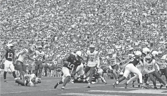  ?? WILLIAM BRETZGER/DELAWARE NEWS JOURNAL ?? Penn State’s Nicholas Singleton (10) gets a rushing touchdown in the first quarter at Beaver Stadium to open the scoring against Delaware on Sept. 9 in University Park, Pa.