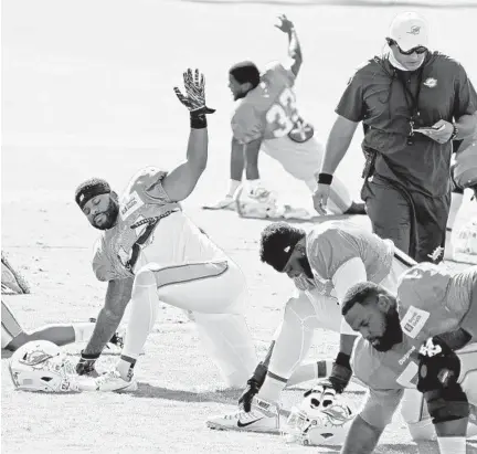  ?? SUSAN STOCKER/SUN SENTINEL ?? Dolphins linebacker Elandon Roberts (center) stretches during the team’s Sept. 1 practice. Roberts has entered the NFL’s concussion protocol.