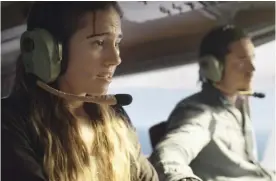  ?? FOTO: FILMIKAMAR­I ?? Allison Williams och Alexander Dreymons par får möta sin rädsla på en helt ny nivå i ett enmotorigt Cessna-plan.