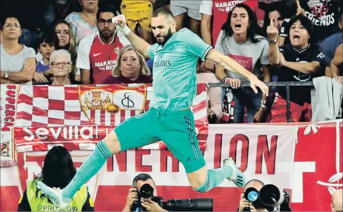  ?? JULIO MUÑOZ / EFE ?? El delantero del Real Madrid Karim Benzema celebra de forma expresiva el gol que decidió el partido del Sánchez Pizjuán