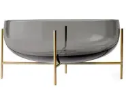  ??  ?? Coupe soufflée à la bouche « Échasse », 30 x 14 cm, 239 € sur westwingno­w.fr