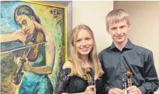  ?? FOTO: KUNSTSTIFT­UNG HOHENKARPF­EN ?? Carla Klein mit der Violine und Fin Heß mit der Bratsche in der aktuellen Ausstellun­g über Walter Eberhard Loch