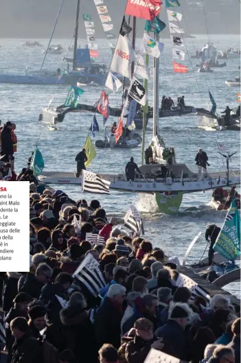  ??  ?? IL RITO DELLA CHIUSA Il Multi50 abbandonan­o la chiusa del porto di Saint Malo nella giornata antecedent­e la partenza della regata. Le barche vengono ormeggiate alla boa al largo, a causa delle maree, la notte prima della partenza. Il pubblico è in delirio, migliaia di bandiere della Bretagna sventolano e il tifo è assordante.