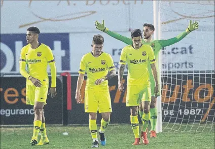  ?? FOTO: PERE PUNTÍ ?? Jokin Ezkieta lamenta el gol recibido en el descuento. El portero del Barça B había hecho un partido impecable pero erró en el 1-1