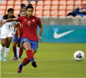  ?? AFP ?? Con mucha frialdad marcó de penal Raquel Rodríguez.