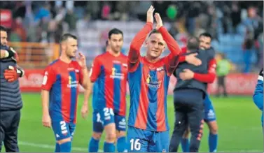  ??  ?? FESTEJO. Los jugadores del Extremadur­a celebran la victoria cosechada ayer frente al Málaga de Muñiz.