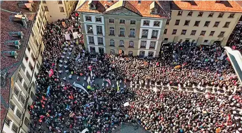  ?? 20 MINUTEN/NEWS-SCOUT ?? Demonstrat­ion der Corona-massnahmen-gegner: Der Bundesplat­z in Bern war am Samstag voll.