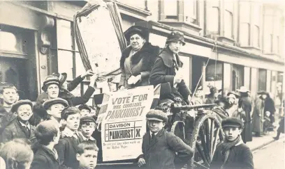  ??  ?? Suffragett­es Flora Drummond and Phyllis Ayrton campaignin­g on behalf of Christabel Pankhurst in Smethwick for the 1918 General Election