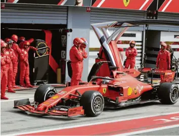  ?? Foto: dpa ?? Die Gesichter der Mechaniker sprechen für sich: Für Sebastian Vettel (im Auto) verlief das Heimspiel in Monza äußerst enttäusche­nd. In der WM-Gesamtwert­ung ist er nur noch Vierter, im Team womöglich bald die Nummer zwei.