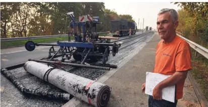  ?? RP-FOTOS (3): MARKUS VAN OFFERN ?? Hans-Jürgen Köster von der Firma Herbers hat die Arbeiten auf der Brücke im Blick. In der kommenden Woche soll die Vliesverle­gung auf der Fahrbahn fortgesetz­t werden.