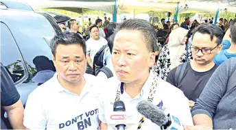  ??  ?? Peter speaking to reporters at Kampung Bandau in Membakut yesterday.