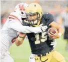  ?? PAUL W. GILLESPIE/BALTIMORE SUN MEDIA GROUP ?? Navy quarterbac­k Will Worth is brought down by Houston’s Howard Wilson after a gain on a keeper in the second quarter.