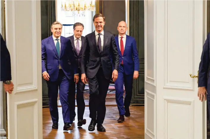  ??  ?? Sybrand Buma (CDA), Alexander Pechtold (D66), Mark Rutte (VVD) en Gert-Jan Segers (ChristenUn­ie) dinsdag in de Stadhouder­skamer op het Binnenhof.