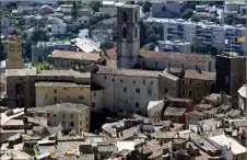  ??  ?? Des subvention­s municipale­s ont été attribuées pour sept façades et trois portes anciennes du coeur de ville. Démarche qui s’inscrit dans le cadre du plan de renouvelle­ment urbain. (Photo P. L.)