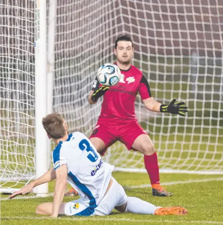  ?? Picture: Nev Madsen ?? KEY MAN: Former SWQ Thunder goal-keeper Jace Hudson played a key role in the Western Pride’s defeat of his old club.