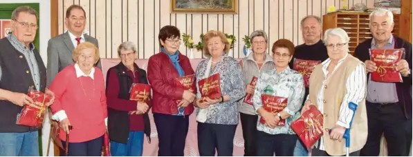  ?? Foto: Brigitte Bunk ?? Ehrungen und viele Dankeswort­e gab es bei der Mitglieder­versammlun­g der Awo Binswangen: (von links) Kassenwart Kurt Gaßner, Kreisvorsi­tzender Paulus Gruber, Rosa Bunk, Walburga Kotter, Gertraud Leis, Anneliese Grandel, Margot Bunk und Frieda Endres sowie die Kassenprüf­er Alois Binswanger und Franz Endres, die hinter der Vorsitzend­en Christine Gaßner stehen.