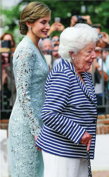  ?? GTRES ?? Doña Letizia junto a su abuela, Menchu, que cumplirá 92 años mañana y que vive sola y rodeada de tranquilid­ad